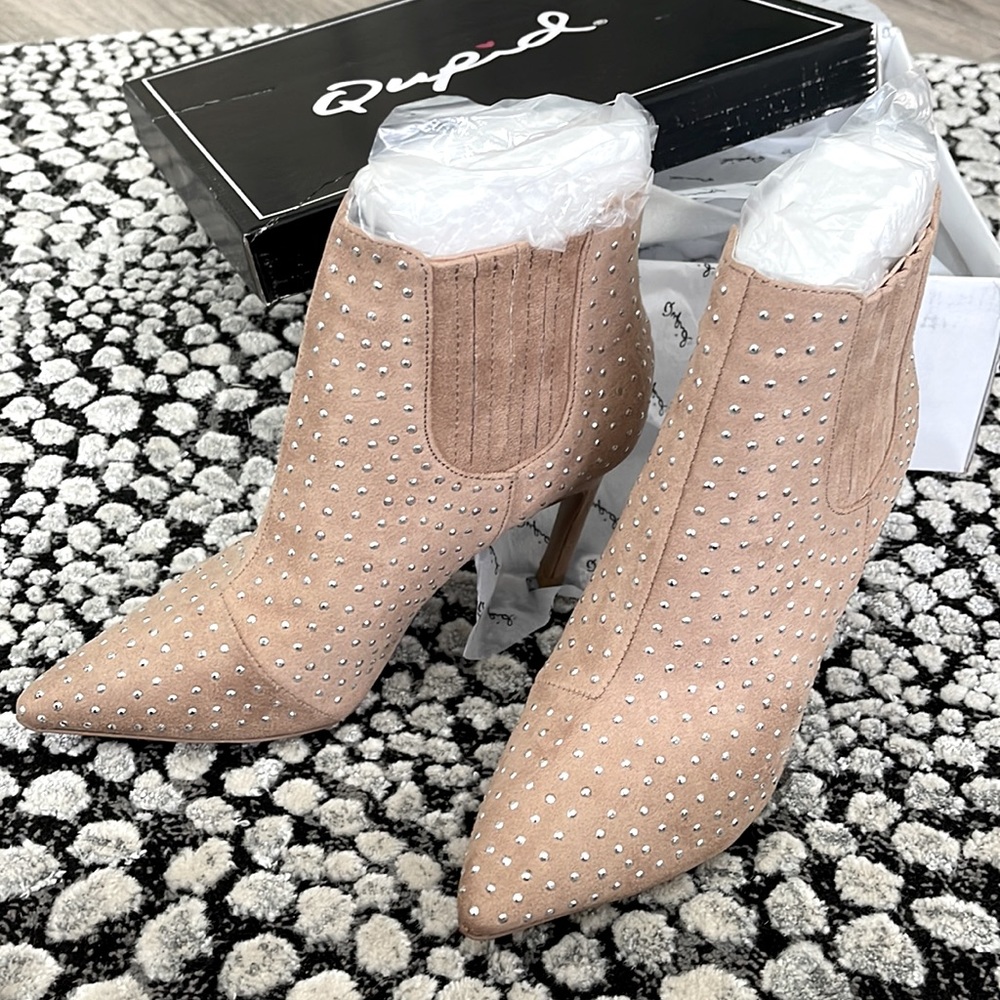 NIB Qupid Shayla Studded Taupe Suede Booties - Size 5.5 Size 6